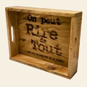 Plateau en bois surcyclé gravé